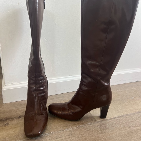 Groovy Cocoa Brown Staccato Patent Leather boots.
Great for that retro look! - Picture 7 of 7